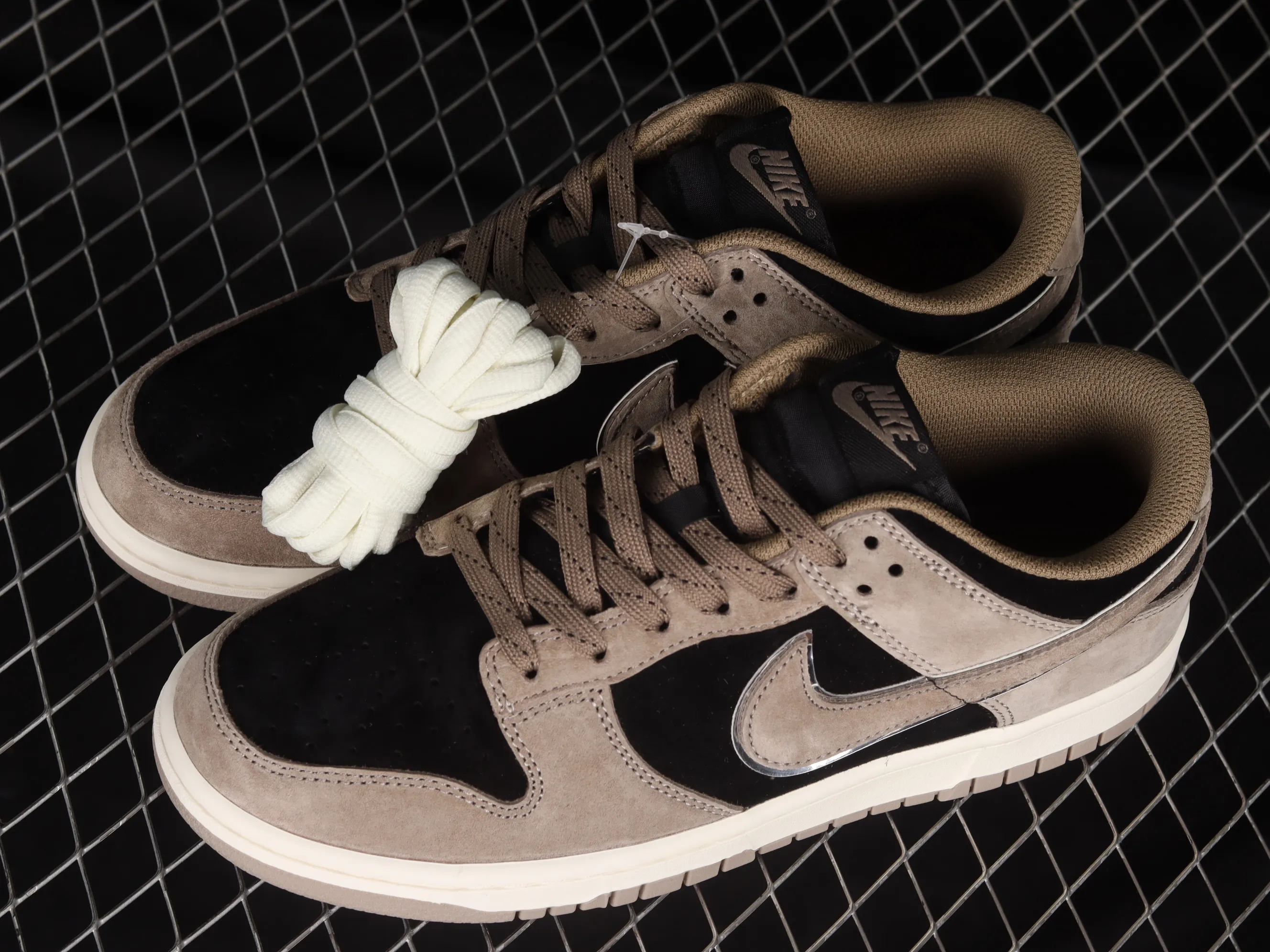 All Categories Nk SB Dunk Series Nk SB Dunk Low Low-top sneakers Otomo Katsuhiro x Nk SB Dunk Low "Steamboy OST" Creative customization collaboration Otomo Katsuhiro co-branded SB low-top sports and leisure sneakers FF0918-013